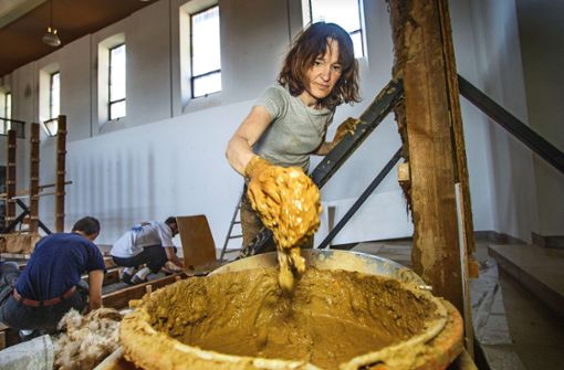 Auf die Konsistenz kommt es beim Arbeiten mit Lehm an.  Folke Köbberling weiß das, sie hat viel Erfahrung mit dem Hausbau. Foto: Ines Rudel