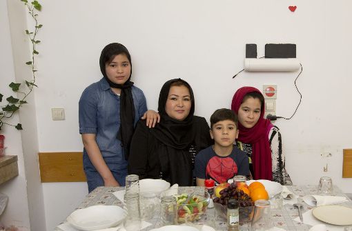 Mahdja, Sakina, Morteza und Mohadisa Esmaili sind nach über einem Jahr über ihr eigenes Zimmer in der Stuttgarter Flüchtlingsunterkunft überglücklich. Foto: Lichtgut/Michael Latz