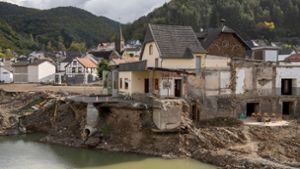 Verschlimmert durch mangelnde Vorsorge: Die Flutkatastrophe hat das Ahrtal  – hier der Ortskern von Rech drei Monate nach der Katastrophe – voll getroffen. Foto: dpa/Boris Roessler