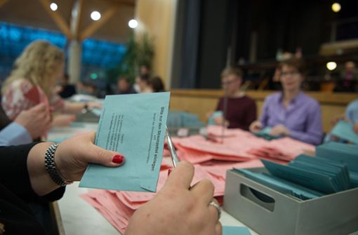 Wahlhelfer bei der Auszählung von Briefwahlstimmen  vor fünf Jahren Foto: dpa/Wolfram Kastl