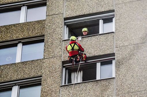 Die Einsatzkräfte der Höhenrettung Stuttgart seilen sich in die betroffene Wohnung im 12. Stock ab. Foto: 7aktuell.de/David M. Skiba