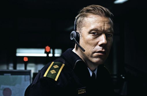 Im dänischen Original spielt Jakob Cedergren den Polizisten, der in einer Notrufzentrale Nachtdienst hat. Foto: dpa/Nikolaj Moeller