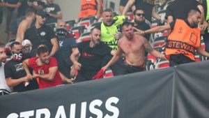 Im Stadion griffen Kölner Ultras den Heimblock an. Foto: dpa
