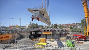 50 Tonnen Stahl kommen angeschwebt. 14 dieser Träger bilden den Untergrund für die neue Brücke zwischen Böblingen und Sindelfingen. Foto: Eibner-Pressefoto/Jan Prihodas