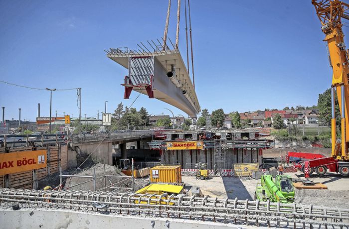A81-Sperrung zwischen Böblingen und Sindelfingen: Maßarbeit mit 50-Tonnen-Koloss für die neue Brücke