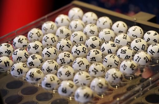 Ein Glückspilz in der Schweiz hat den Jackpot der Lotterie Euromillionen geknackt. Über den Gewinn von 93,948 Millionen Euro kann sich eine Spielerin oder ein Spieler aus dem Kanton Wallis freuen. (Symbolbild) Foto: dpa