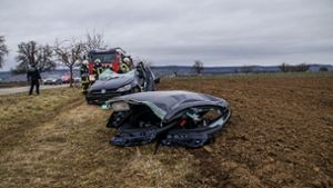 Ein Fahrzeug aus dem Kreis Böblingen ist bei einem Unfall nahe  Reusten komplett zerstört worden – der Fahrer liegt im Krankenhaus. Foto: SDMG//Dettenmeyer