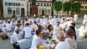 Kleidung, Tischtücher, Geschirr: Alles in Weiß, lautete das Motto des Picknicks auf dem Marktplatz. Foto: Simon Granville