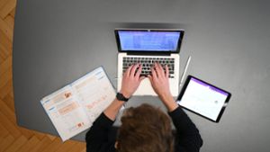Lehrkräfte brauchen nicht nur einen Computer, sondern auch auf Schulen zugeschnittene Softwarepakete,  um einen Teil ihrer Arbeit digital zu verrichten. Foto: dpa/Felix Kästle