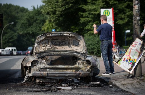 Brennende Autos, eingeschlagene Scheiben: Chaoten pflegen ihr Ritual der Gewalt. Foto: dpa