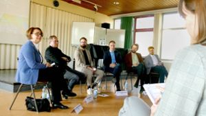 Mitglieder des Auswärtigen Ausschusses im Bundestag diskutierten mit den Schülern über Krieg und Frieden. Foto: Torsten Schöll