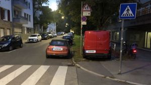 An einem Zebrastreifen auf dem Schulweg zur Marienschule in Stuttgart-Süd behindern parkende Autos die Sicht. Foto: Kidical Mass/Kidical Mass