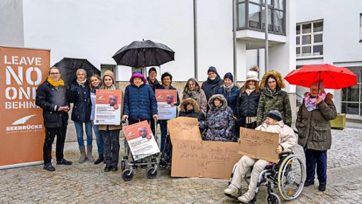 Bewohner des Pflegeheims und der Verein Seebrücke setzen sich für den Altenpflegehelfer ein. Foto: Erich Schneider