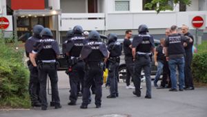 Starke Polizeikräfte am Tatort im Fasanenhof, nachdem ein Mann niedergestochen worden war. Foto: www.7aktuell/Andreas Werner