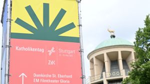 Ein Plakat mit Logo am Schlossplatz  weist auf den Katholikentag vom (25. bis 29. Mai in Stuttgart hin. Foto: dpa/Bernd Weißbrod