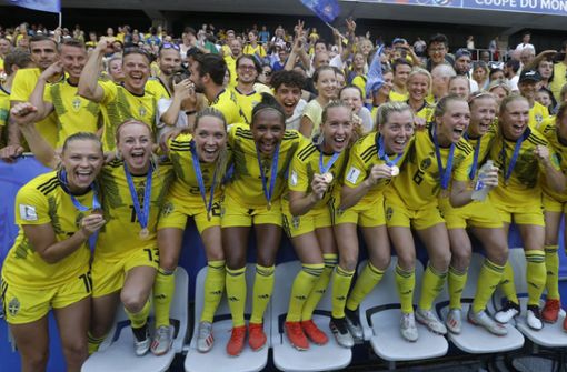 Die Schwedinnen feiern ihren dritten Platz ausgiebig. Foto: Claude Paris/AP/dpa