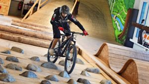 Über Stock und Stein – wie man Hindernisse mit dem Bike bewältigt, kann man im neuen Indoor-Park in Wernau üben. Foto: Ines Rudel