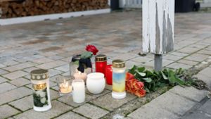 Auch am Samstag legten Menschen in der Nähe des Tatorts Rosen nieder und entzündeten Kerzen. Foto: dpa/Daniel Löb