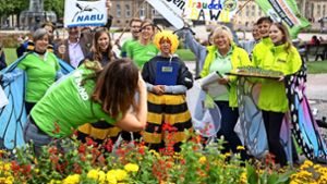 Naturschützer bei der Unterschriftensammlung für das Volksbegehren in Stuttgart Foto: dpa/Marijan Murat