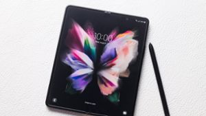 Aufgeklappt ist das Fold 3 ein kleines Tablet, mit einem speziellen Stift lassen sich Notizen auf dem Display machen. Foto: Samsung Electronics