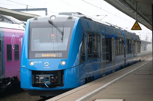 Dieser Zug am Bahnhof in Wolfsburg fährt mit Strom aus Wasserstoff. (Archivbild) Foto: dpa/Peter Steffen