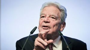 Denn wir, die Bürger, sind es doch, die die Freiheit entweder verspielen oder verteidigen und bewahren, sagt Joachim Gauck. Foto: Christian Charisius/dpa