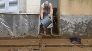 Nach dem Unwetter im Osten Mallorcas: Die Anwohner säubern ihre Häuser von der braunen Schlammflut. Foto: dpa