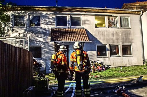 Feuerwehrleute sind beim Brand in der Böblinger Straße im Einsatz. Das Feuer ist im Schlafzimmer einer 49-jährigen Bewohnerin ausgebrochen. Foto: SDMG