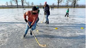 Ungewohnt: Eishockeyspiel bei Rohrau   Foto: jps Foto:  