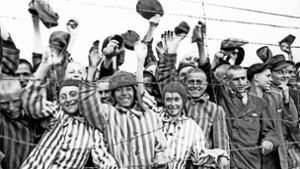 Nach der Befreiung des Konzentrationslagers Dachau durch amerikanische Truppen am 30. April 1945 jubeln die Insassen ihren Befreiern zu. Foto: dpa
