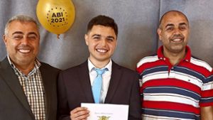 Wahed Hag Muhammed mit Vater Kamal (links) und Onkel Ahmed bei seiner Abiturfeier Foto: privat