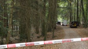 In einem Waldstück bei Pforzheim ist eine Leiche gefunden worden. Wer die Person ist, muss noch ermittelt werden. Foto: SDMG