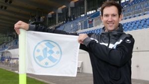 Hält die Kickers-Fahne hoch: Der neue Geschäftsführer Matthias Becher. Foto: Baumann