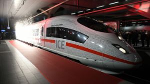 Der Sonderzug, der die neue ICE-Strecke München-Berlin zurückgelegt hat, steht im Hauptbahnhof Berlin. Foto: dpa