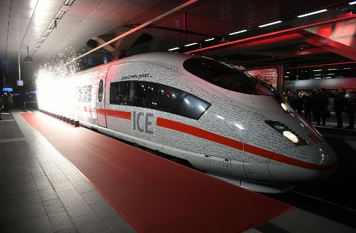 Der Sonderzug, der die neue ICE-Strecke München-Berlin zurückgelegt hat, steht im Hauptbahnhof Berlin. Foto: dpa
