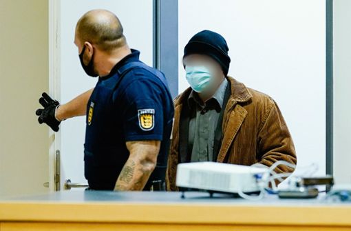 Der Angeklagte (rechts) vor Prozessbeginn am Landgericht Heidelberg Foto: dpa/Uwe Anspach
