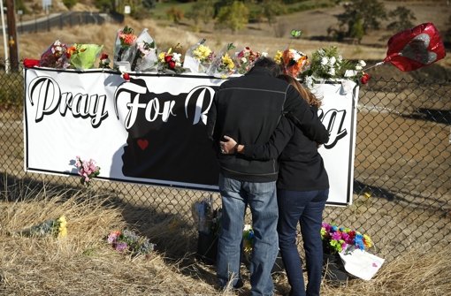 Blumen und ein Plakat erinnern an die Opfer des Amoklaufs in Oregon, Foto: AP