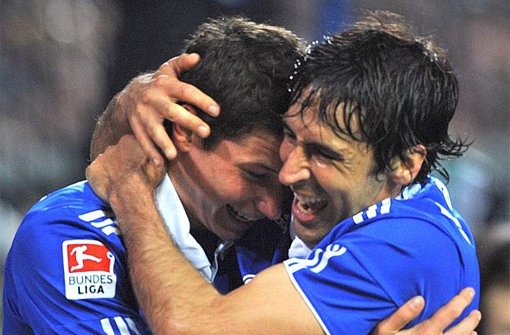 Die ehemaligen Teamkollegen bei Schalke 04: Julian Draxler (links) und Raúl waren gemeinsam für das Tor des Jahres 2013 verantwortlich. Foto: dpa