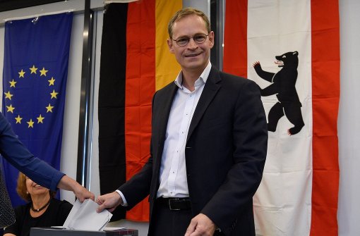 Der Regierende Bürgermeister Michael Müller wirft seinen Wahlzettel in die Urne. Foto: dpa