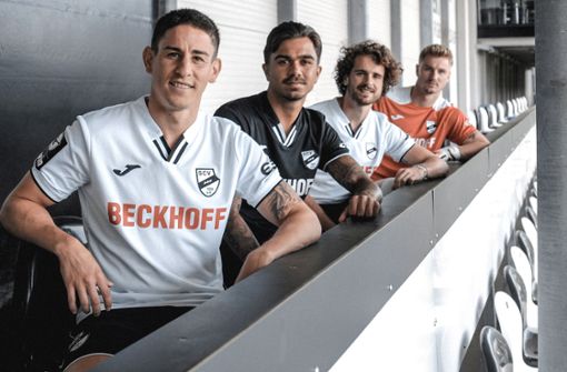 Sie freuen sich über die neue Stadiontheke: Die SC-Verl-Spieler Nicolas Sessa, Oliver Batista Meier, Mael Corboz und  Luca Unbehaun (von links). Foto: SC Verl