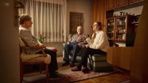 Die Enkelin mit den Großeltern Siegfried und Christel Köhnlein im Wohnzimmer in Plüderhausen.  Foto: Gottfried Stoppel/Gottfried Stoppel