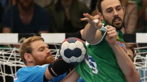 Manuel Späth (li., bei einer Abwehraktion gegen Göppingens Spielmacher Tim Kneule) ist einer der Spieler, die im Laufe ihrer Handballkariere für den TVB Stuttgart und für Frisch Auf aufliefen. Foto: Baumann