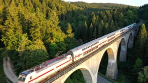 Landschaftlich reizvoll aber nicht besonders schnell: Die Gäubahn von Stuttgart zur Schweizer Grenze. Foto: dpa/Felix Kästle