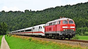 Eine Diesel-Lok zieht einen ICE über die Ausweichstrecke. Von Montag an fahren die Züge wieder auf der regulären Rheintalbahn. Foto: Hund/Lok-Report