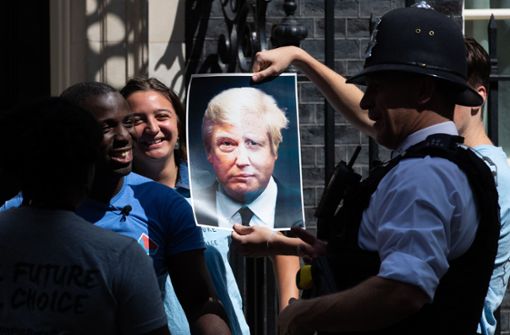 Demonstranten in London vergleichen Johnson mit Trump. Foto: dpa