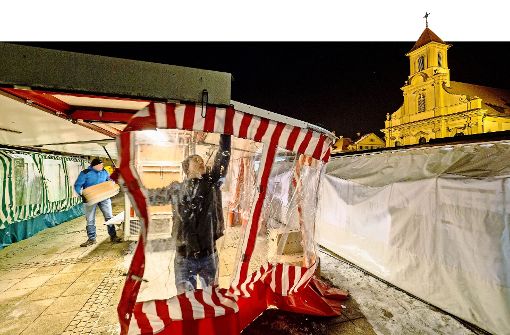 Gut zwei Stunden bevor der Ludwigsburger Wochenmarkt beginnt, bauen die Beschicker ihre Stände auf und rüsten sich gegen die Kälte. Foto: factum/Weise