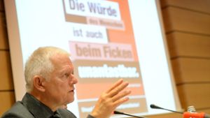 Oberbürgermeister Fritz Kuhn bei der Vorstellung der Freier-Kampagne. Im Hintergrund das Plakat, dass der SPD im Gemeinderat missfällt. Foto: dpa