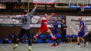 Juri Sawada (mit Ball)  vom SV Fellbach erlebt  samt Mit- und Gegenspielern eine Handball-Begegnung mit unerfreulichen Seiten. Foto: Nicklas Santelli