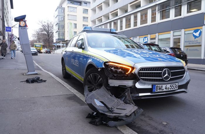 Streifenwagen in Stuttgart verunglückt: Polizeiauto streift Parkscheinautomaten