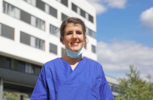 Sarah Hupperich vor dem Krankenhaus in Köln-Merheim Foto: dpa/Oliver Berg